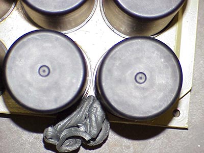 Een condensator zonder olie waar het dielectricum is uitgeperst